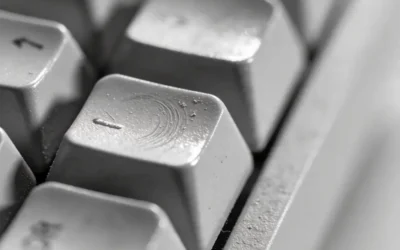 Gładkie nakładki do klawiatury – kiedy ABS ma sens, a kiedy lepiej postawić na bardziej chropowaty materiał